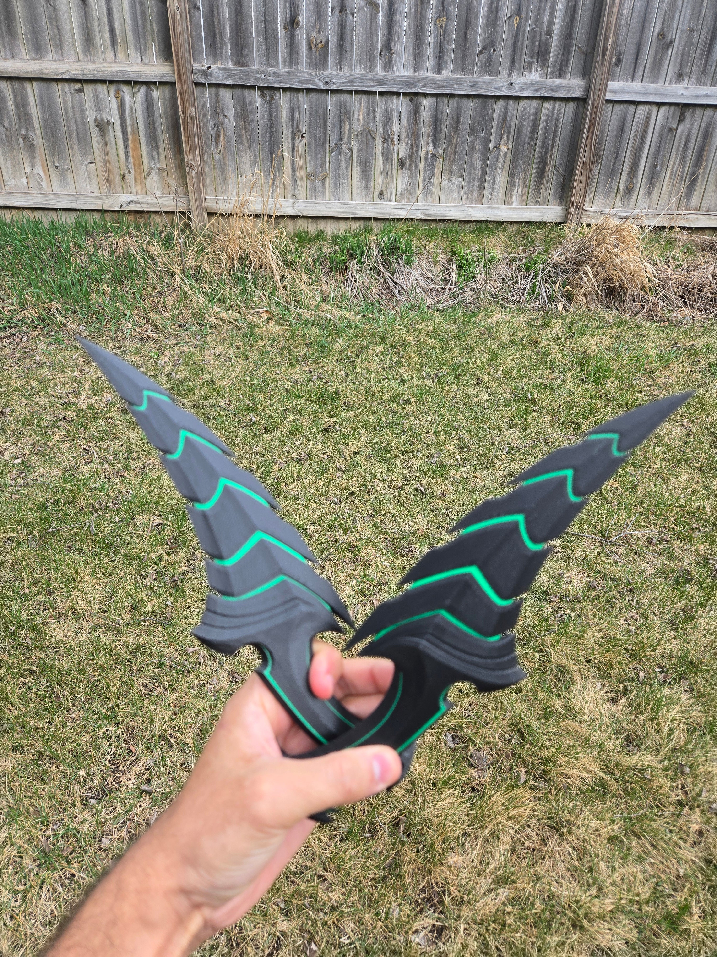 Helix Daggers Cosplay Prop – Hand Painted 1:1 Scale Valorant Melee Replica handcrafted collectible